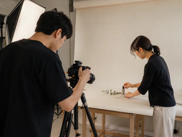 콘텐츠 촬영 세팅을 표현한 업무 연출 이미지